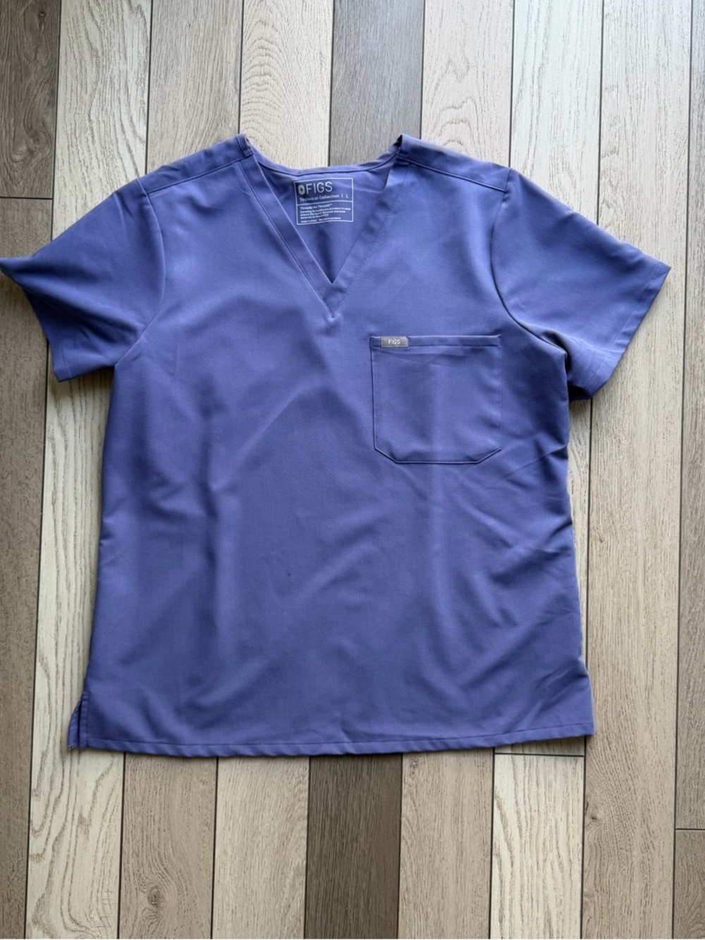 Women’s Figs V-neck Scrub Top in Lavender size L